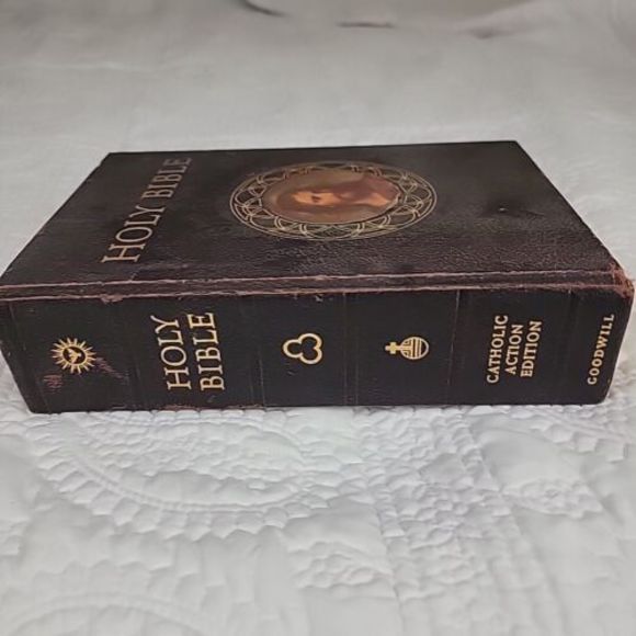 The Holy Bible: 1953 Catholic Action Edition, Good Will Color Illustrations - Picture 3 of 11